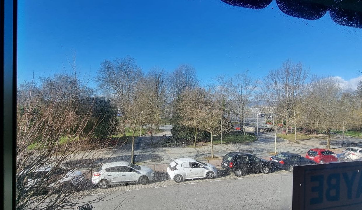 Vista desde la ventana Zona ajardinada y mar – Avenida de la Marina – Vilagarcía