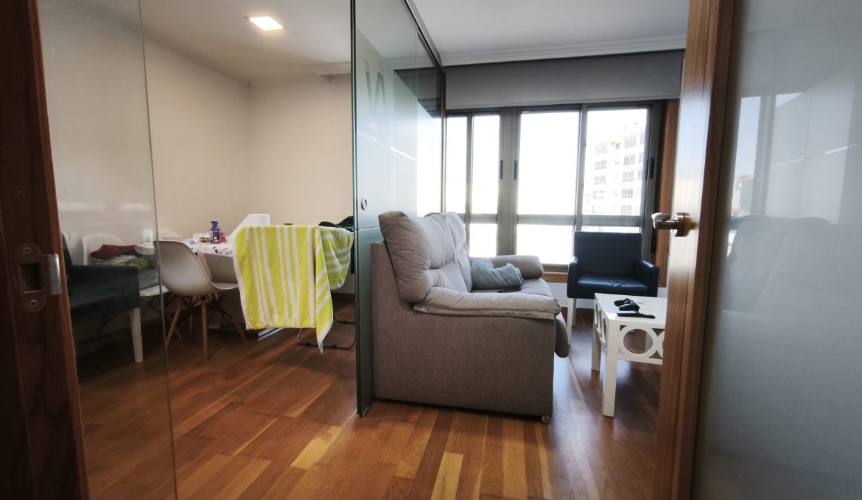 PISO EN PLAZA DE ESPAÑA – RIBEIRA, MODERNO Y LISTO PARA ENTRAR A VIVIR