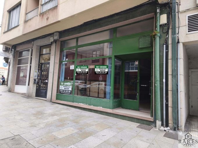 Bajo comercial en Ribeira de 172 m² amplio y versátil