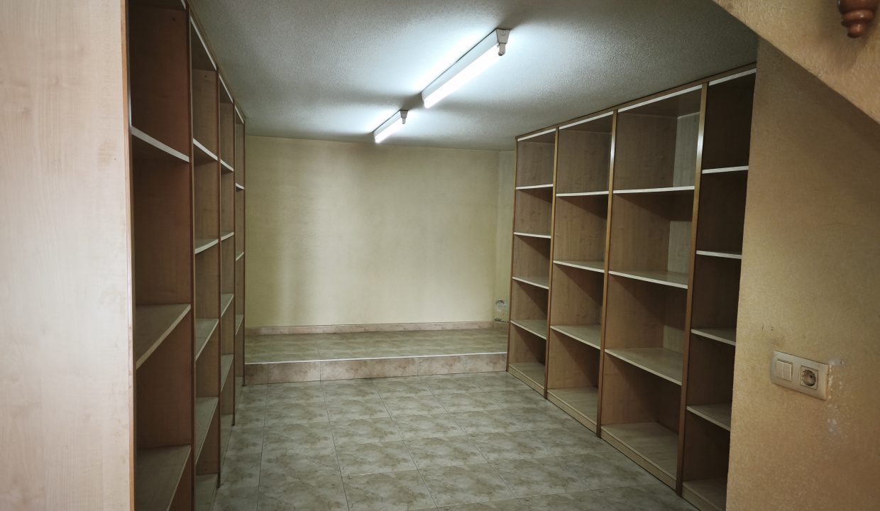 Bajo comercial en Rianxo con buena distribución