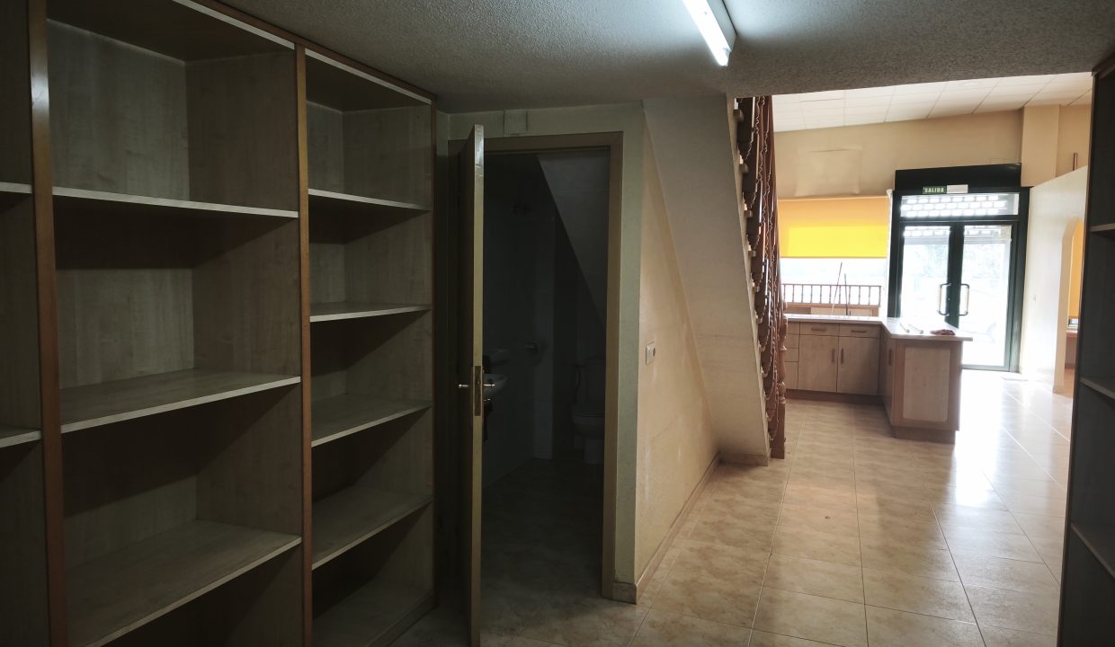 Local en venta en Rianxo con altura