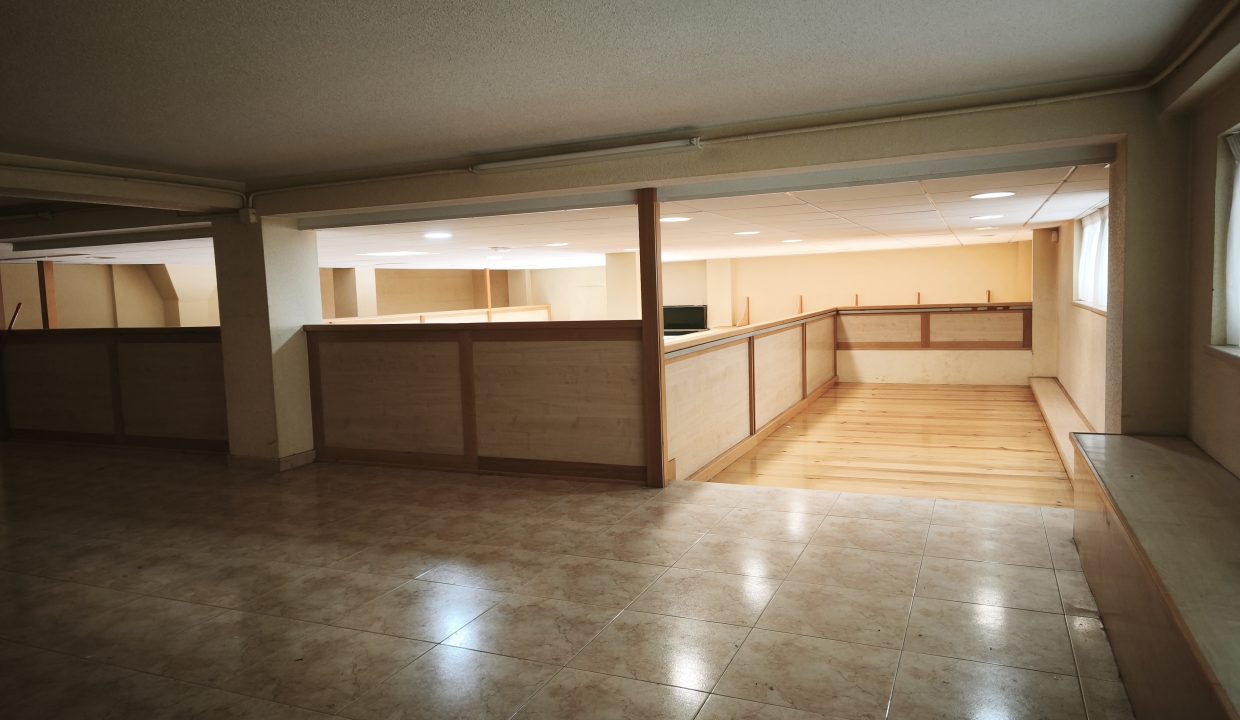 Local en Rianxo con zona de carga y descarga