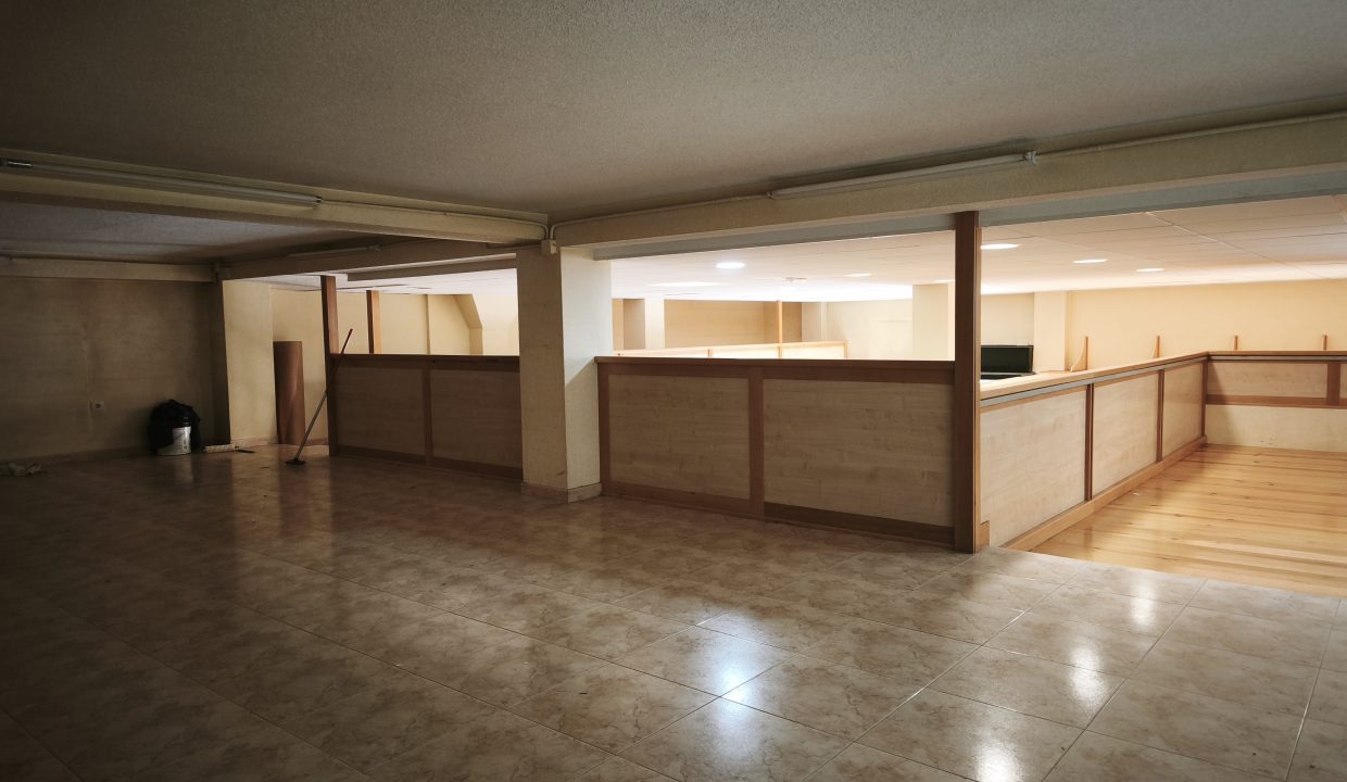 Bajo comercial listo para adaptar en Rianxo