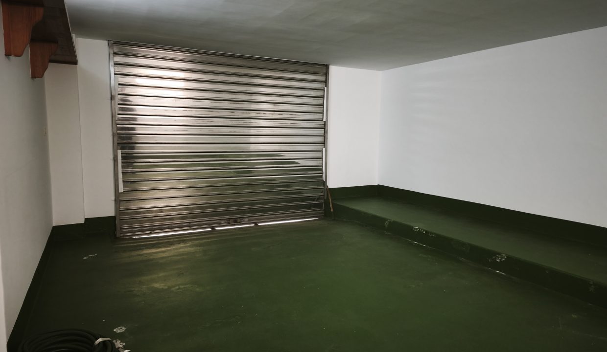 Bajo comercial en zona tranquila de Rianxo