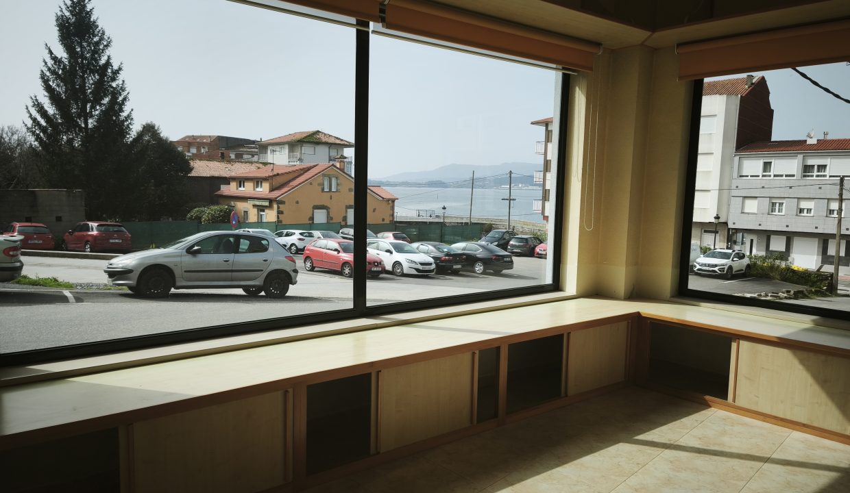 Bajo comercial con gran altura en Rianxo