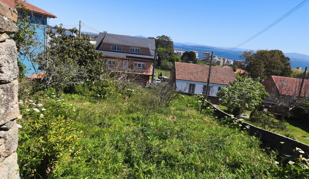 Casa con terreno y vistas en Ribeira a 1 km de la playa