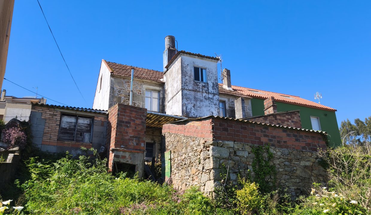 Vivienda con parcela amplia en Ribeira