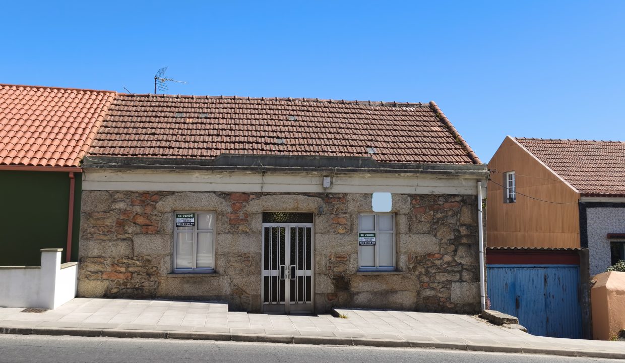 Casa con vistas abiertas y terreno en Ribeira