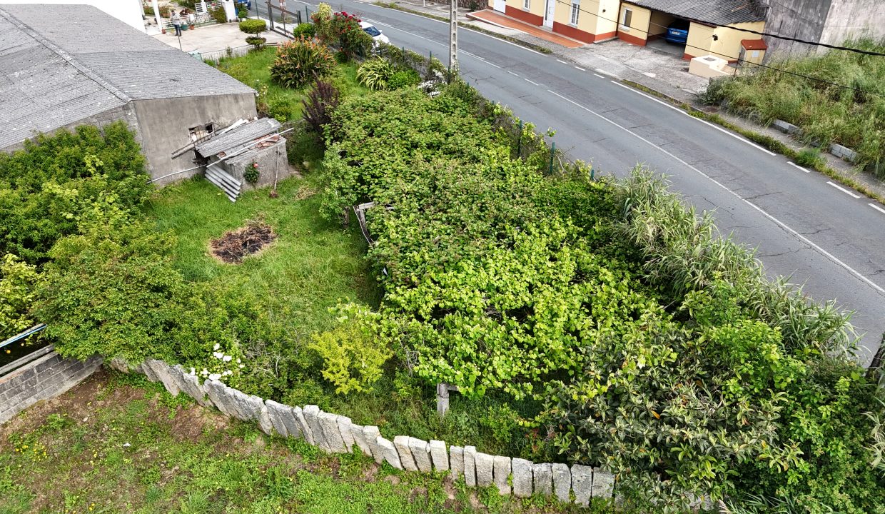 Parcela con casa y almacén