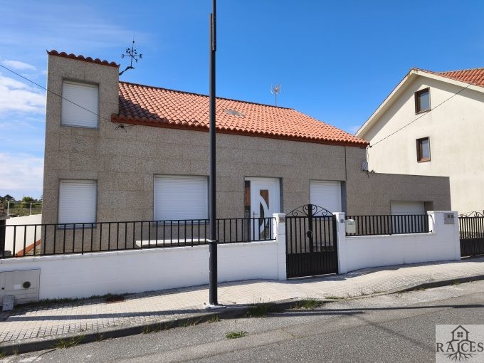 Chalet en Aguiño disponible con Inmobiliaria Raíces
