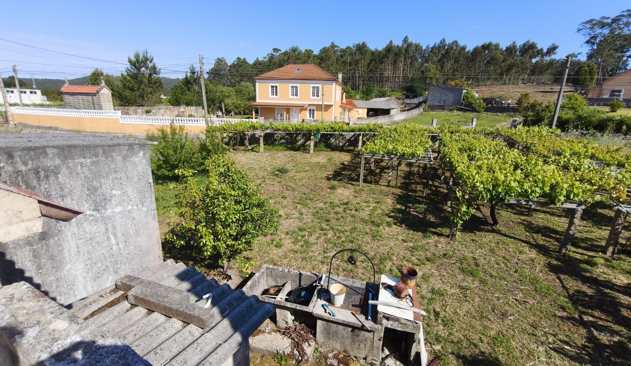 Casa con terreno en zona rural de Ribeira