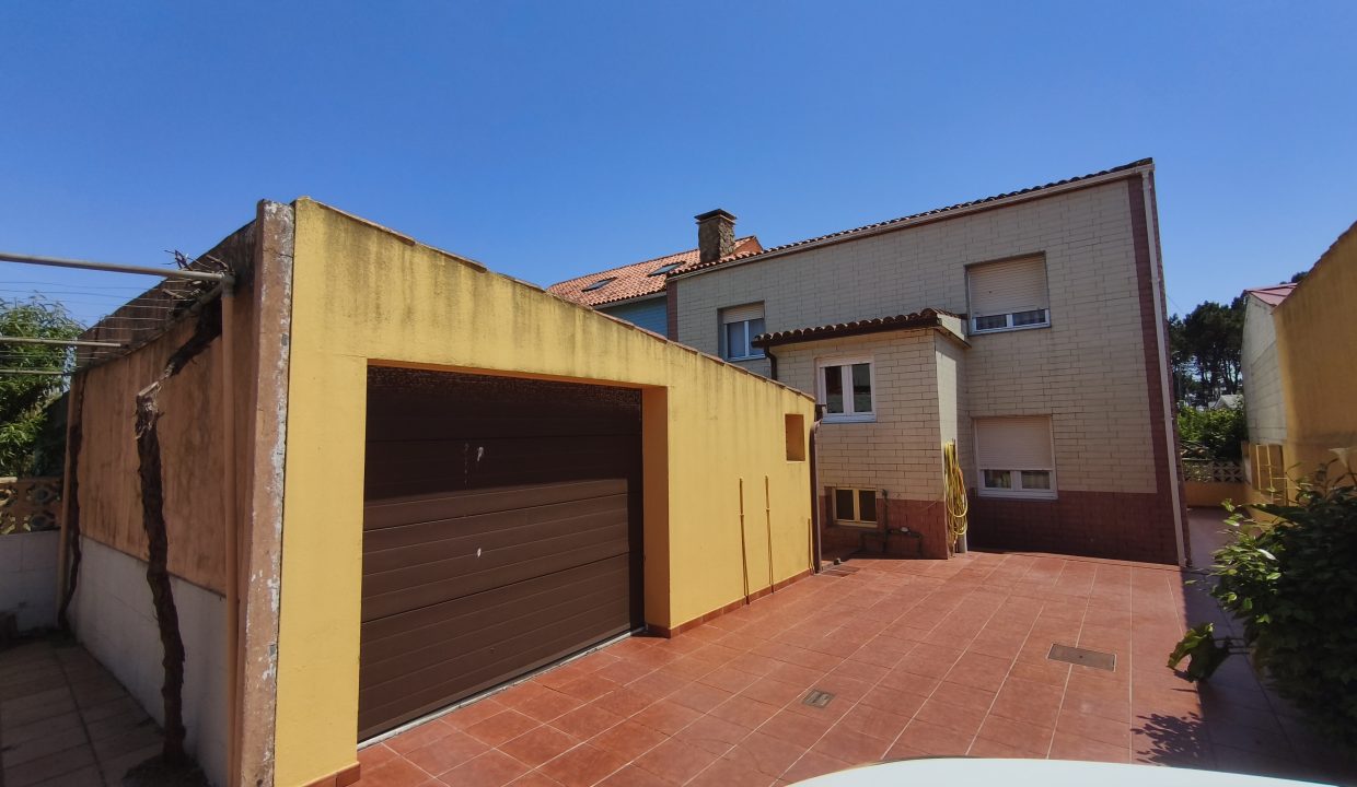 Casa con terreno y galpón en A Corna