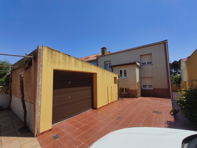 Casa en venta con terreno y galpón en A Corna