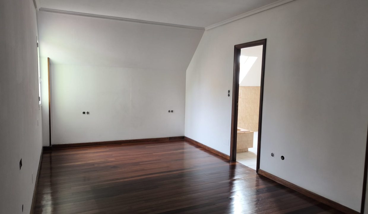 Amplio piso de 3 habitaciones en Ribeira