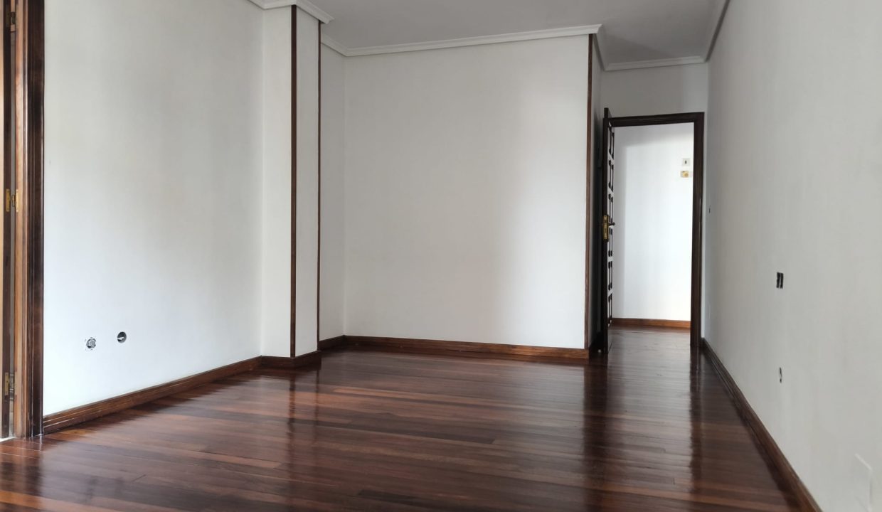 Piso amplio cerca de comercios y puerto