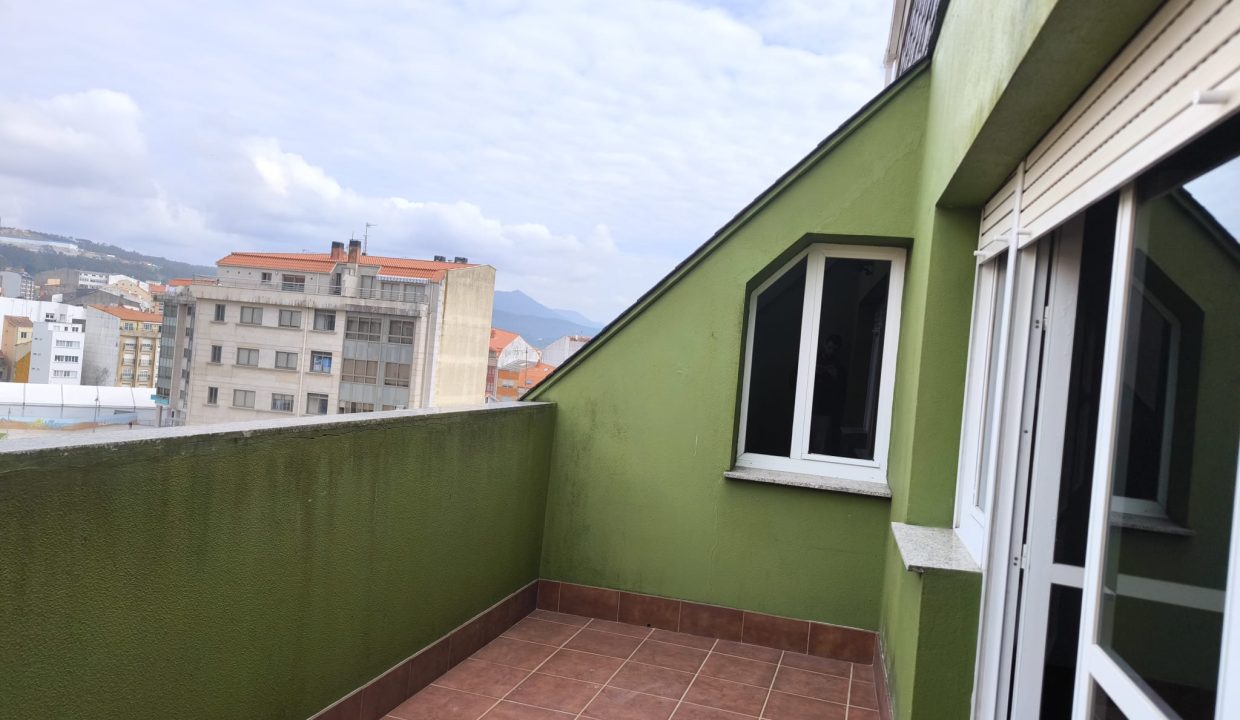 Piso luminoso con terraza en Ribeira
