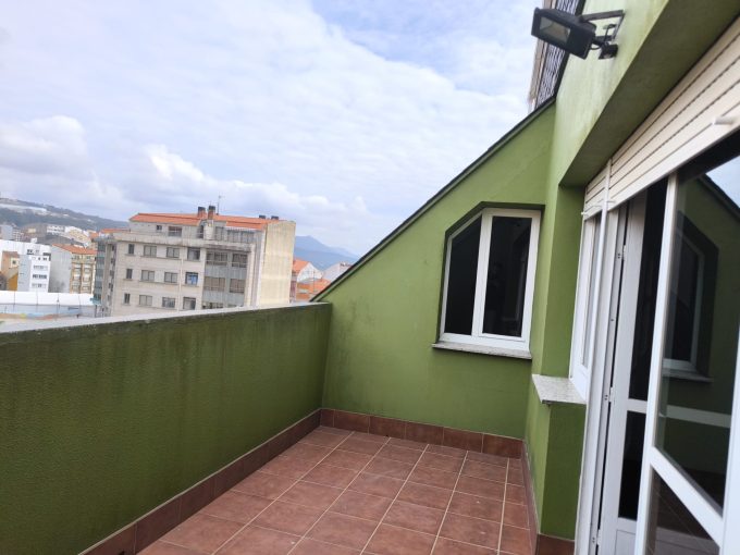 Vivienda luminosa con terraza privada en Ribeira centro.