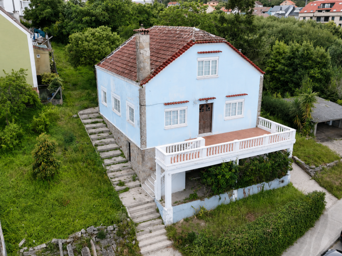 Vista aérea de casa con parcela urbana en Palmeira.