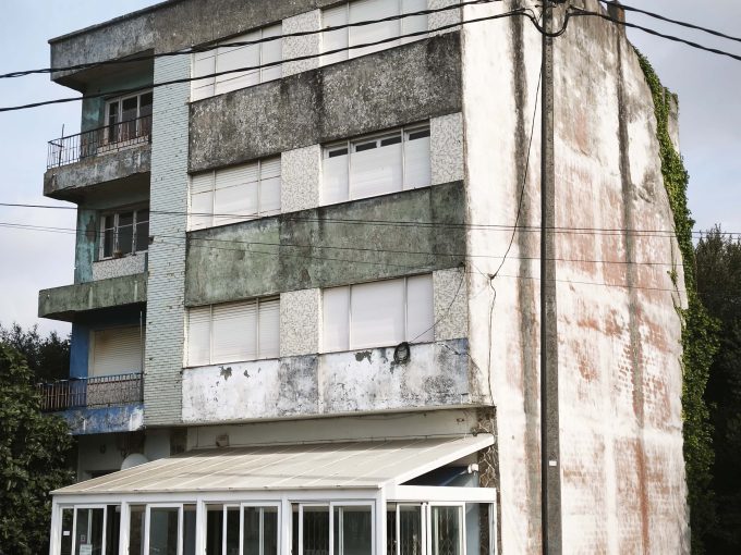 Fachada del edificio en venta a pocos metros de la playa de Coroso, Ribeira.