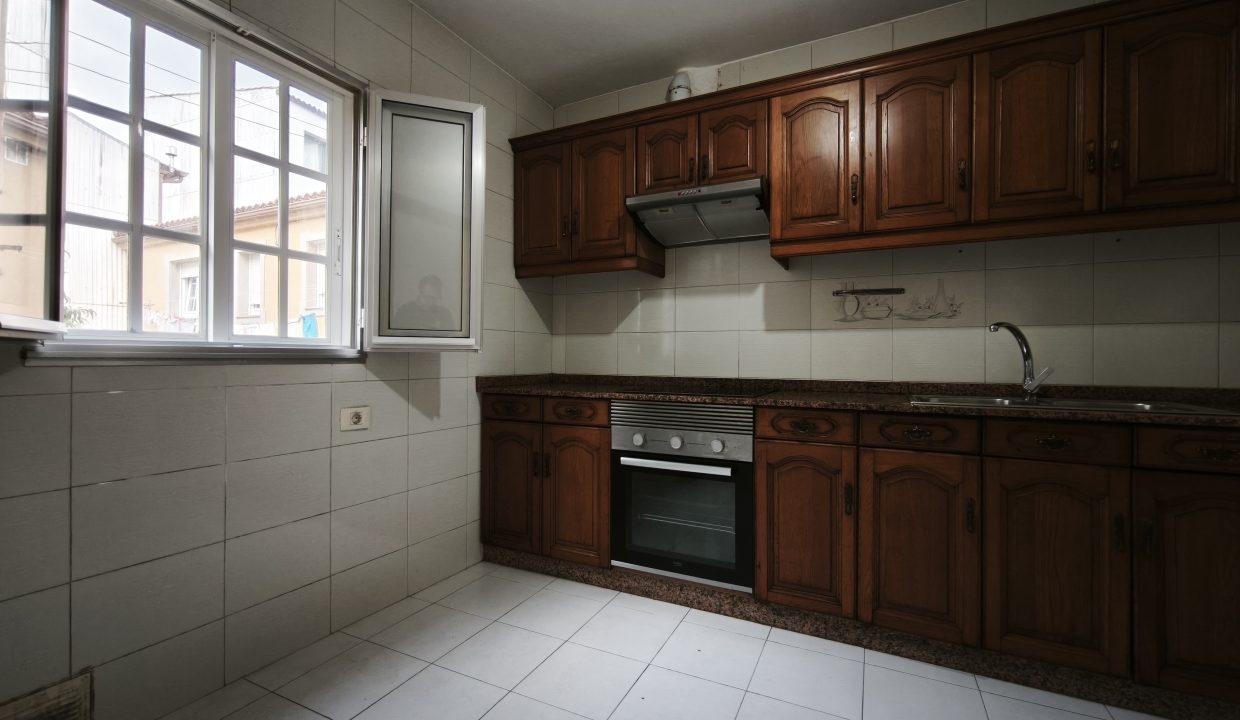 Cocina amueblada con luz natural