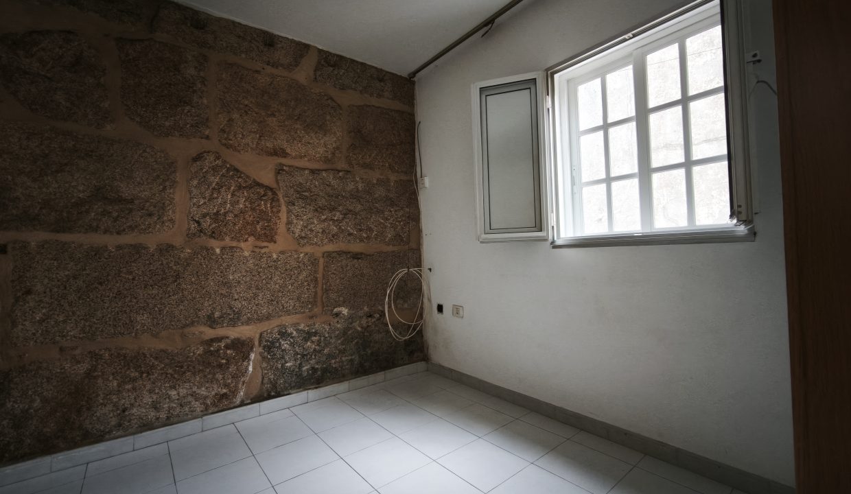 Habitación con piedra y luz natural