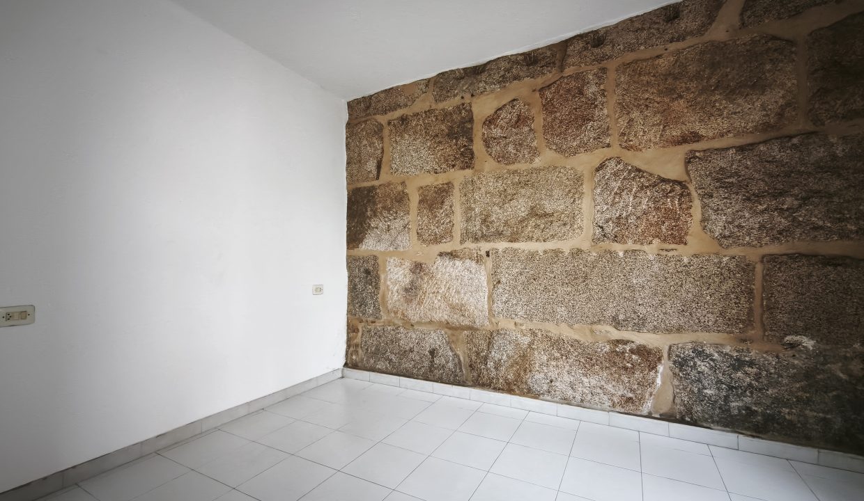 Estancia con pared de piedra vista