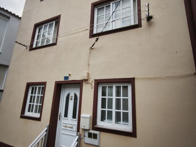 Fachada de una casa en venta en pleno centro de Ribeira.