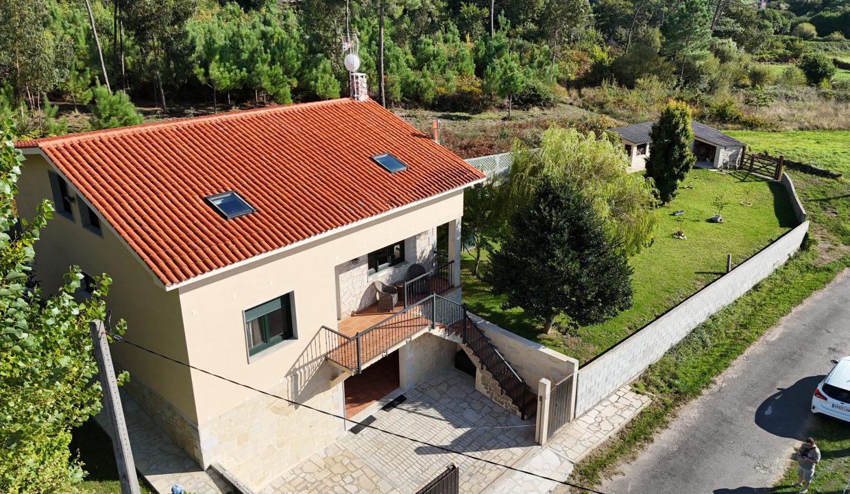 Exterior de la casa en San Pedro de Muro, Porto do Son