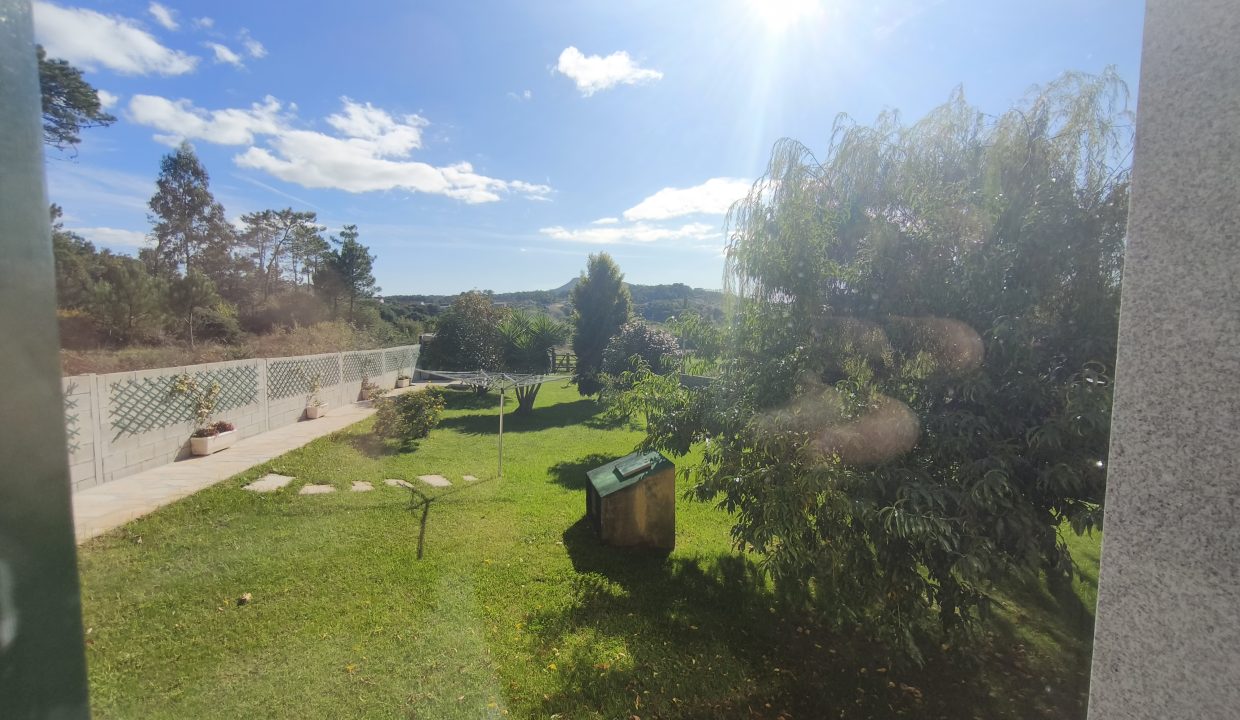 Panorámica del jardín en San Pedro de Muro, Porto do Son