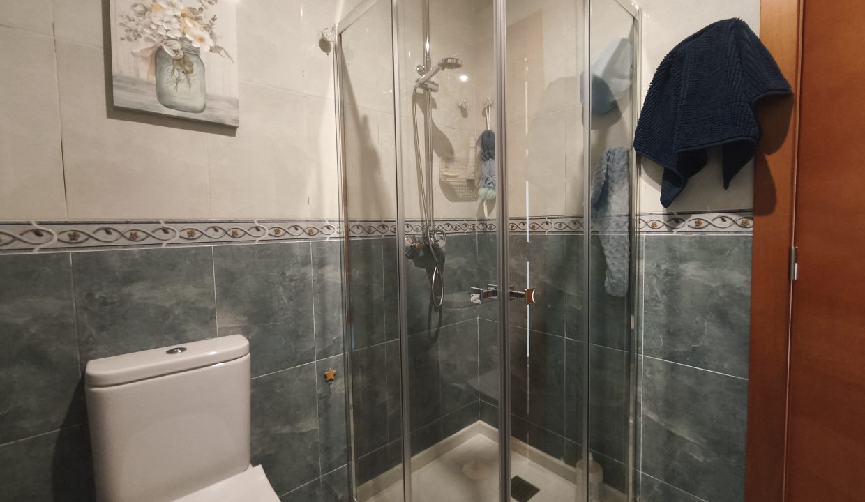 Ducha con mampara en San Pedro de Muro, Porto do Son