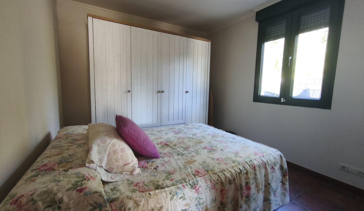 Dormitorio con ventana en San Pedro de Muro, Porto do Son