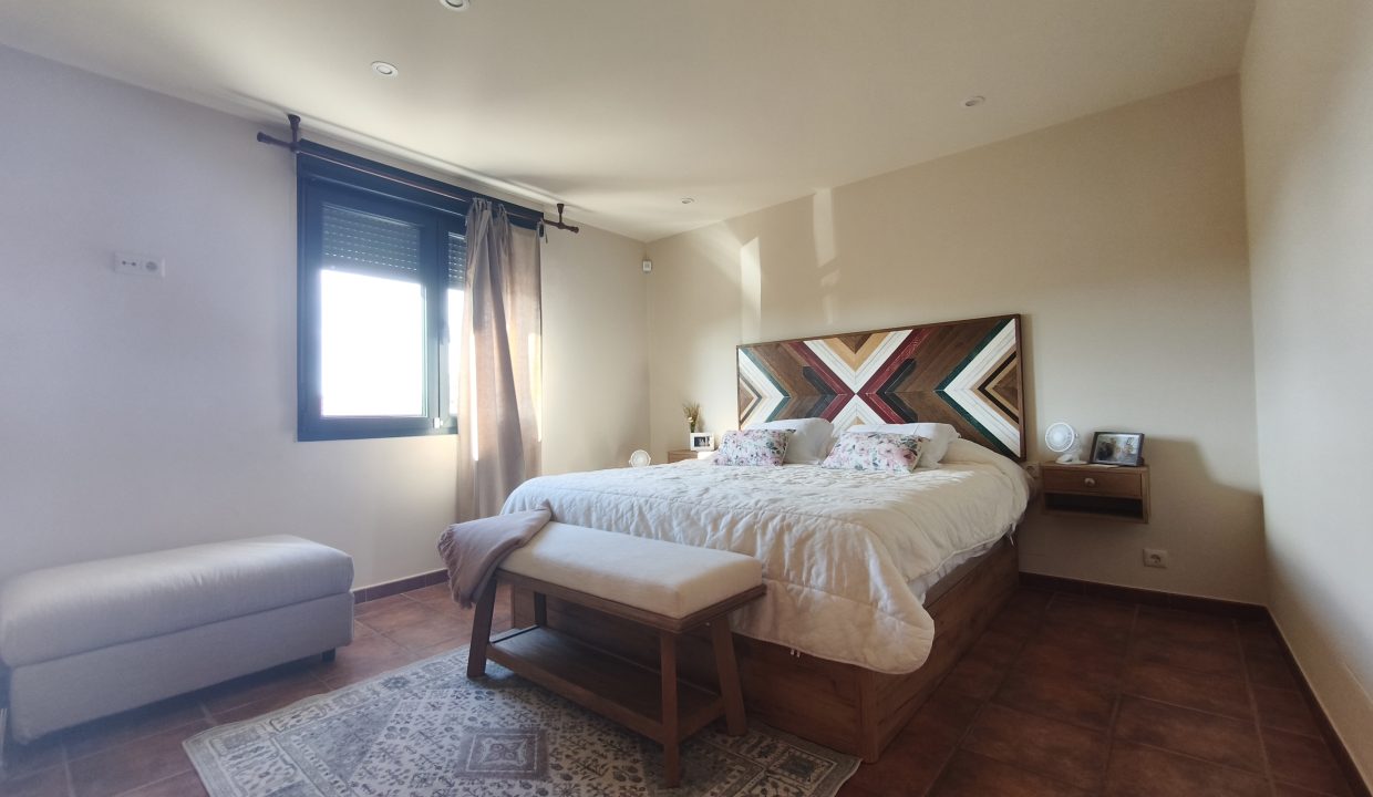 Vista frontal del dormitorio en San Pedro de Muro, Porto do Son
