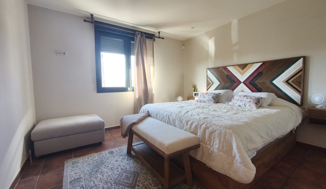 Dormitorio con banco en San Pedro de Muro, Porto do Son