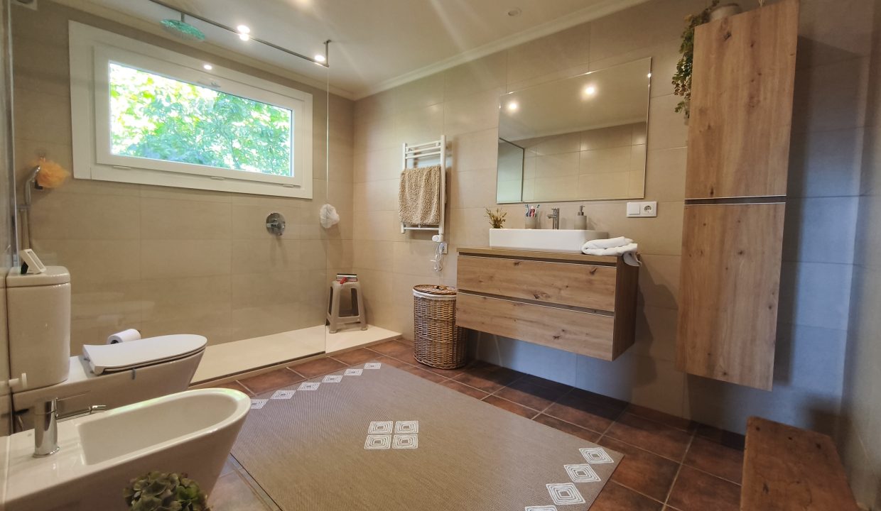 Interior del baño en San Pedro de Muro, Porto do Son