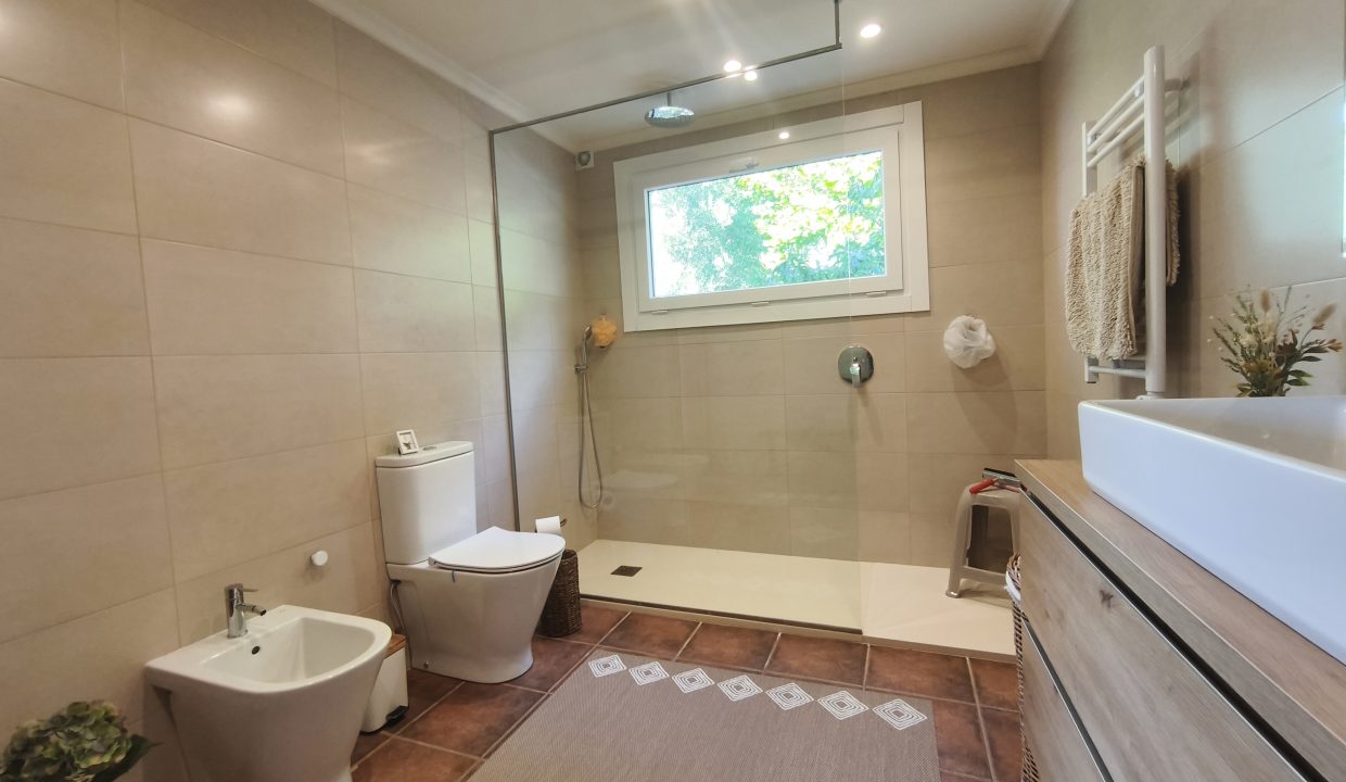 Baño con ventana en San Pedro de Muro, Porto do Son