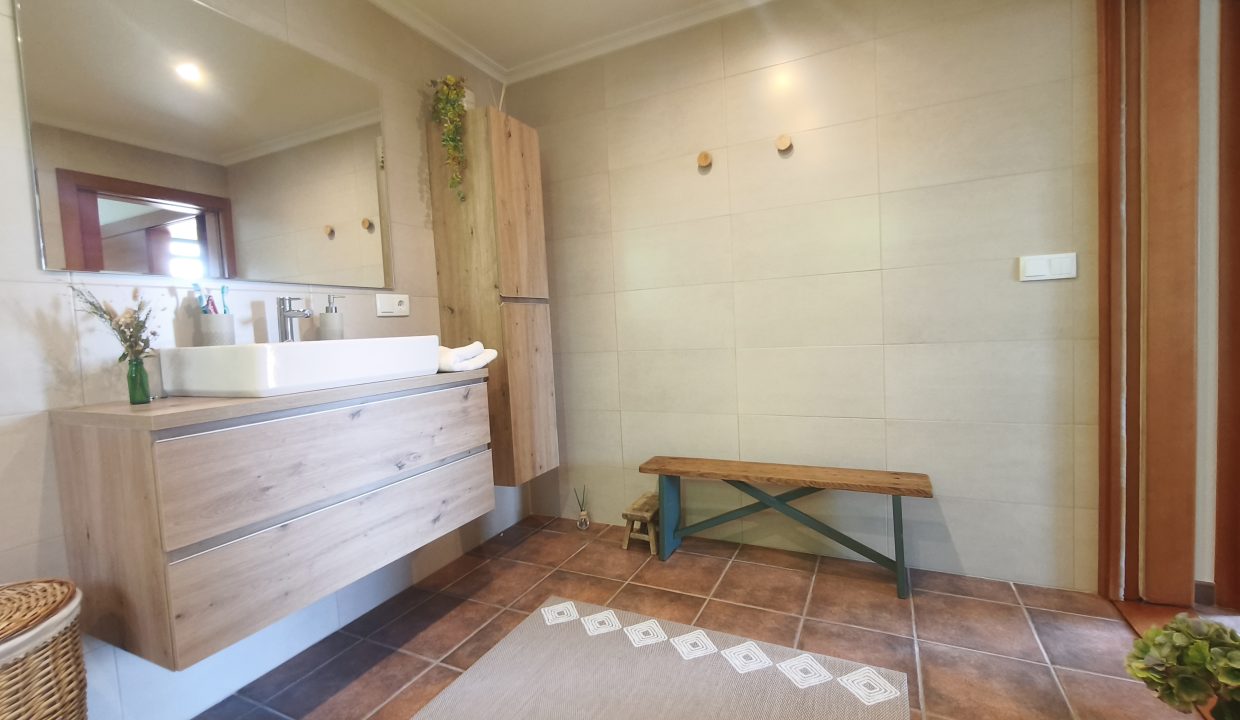 Baño con mueble de madera en San Pedro de Muro, Porto do Son