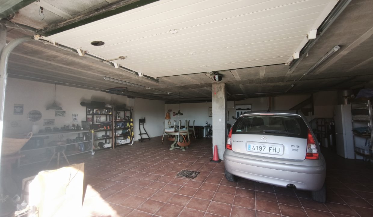 Interior del garaje en San Pedro de Muro, Porto do Son