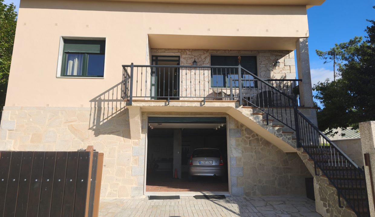 Entrada de la casa en San Pedro de Muro, Porto do Son