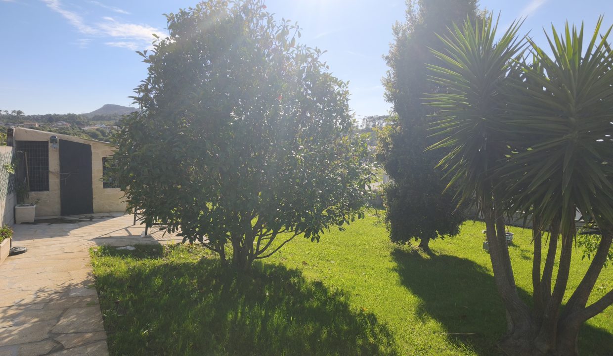 Jardín al sol en San Pedro de Muro, Porto do Son