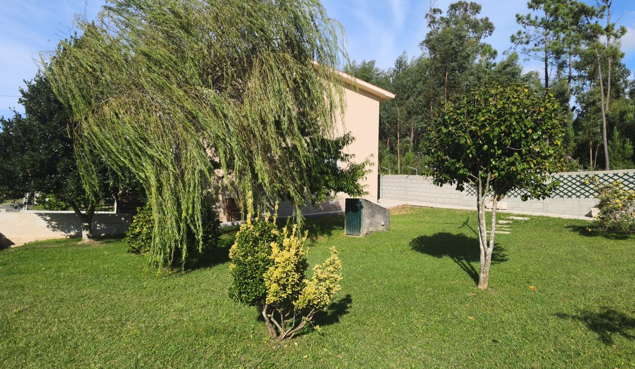 Jardín de la vivienda en San Pedro de Muro, Porto do Son