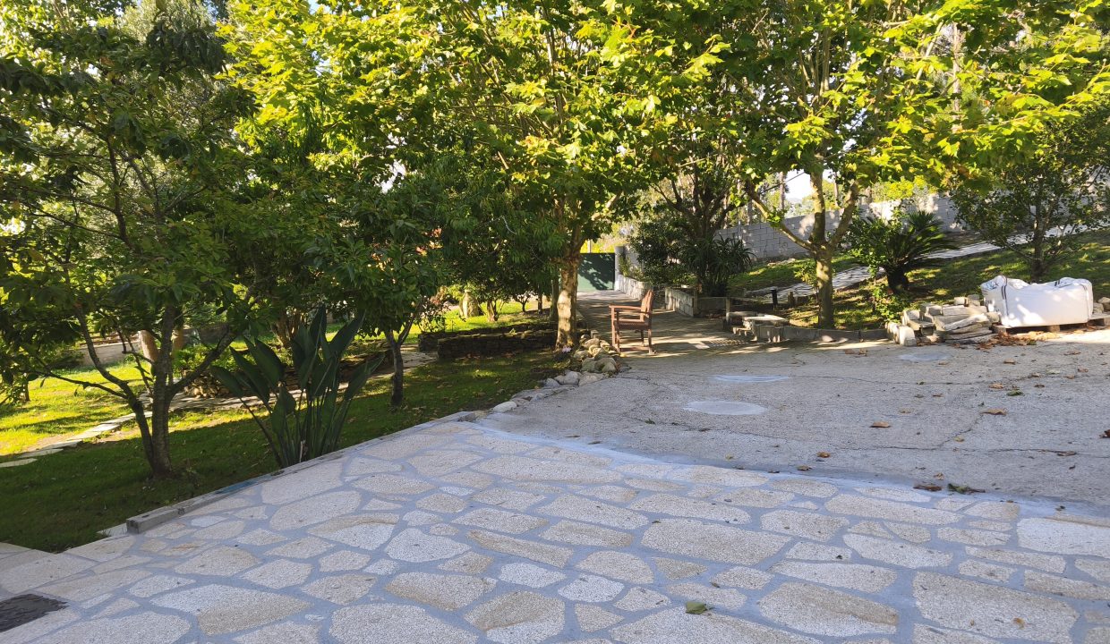 Patio de piedra en San Pedro de Muro, Porto do Son
