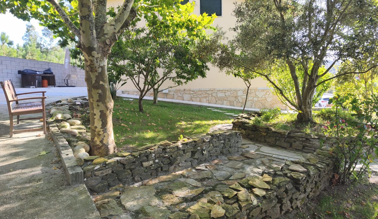 Jardín arbolado en San Pedro de Muro, Porto do Son