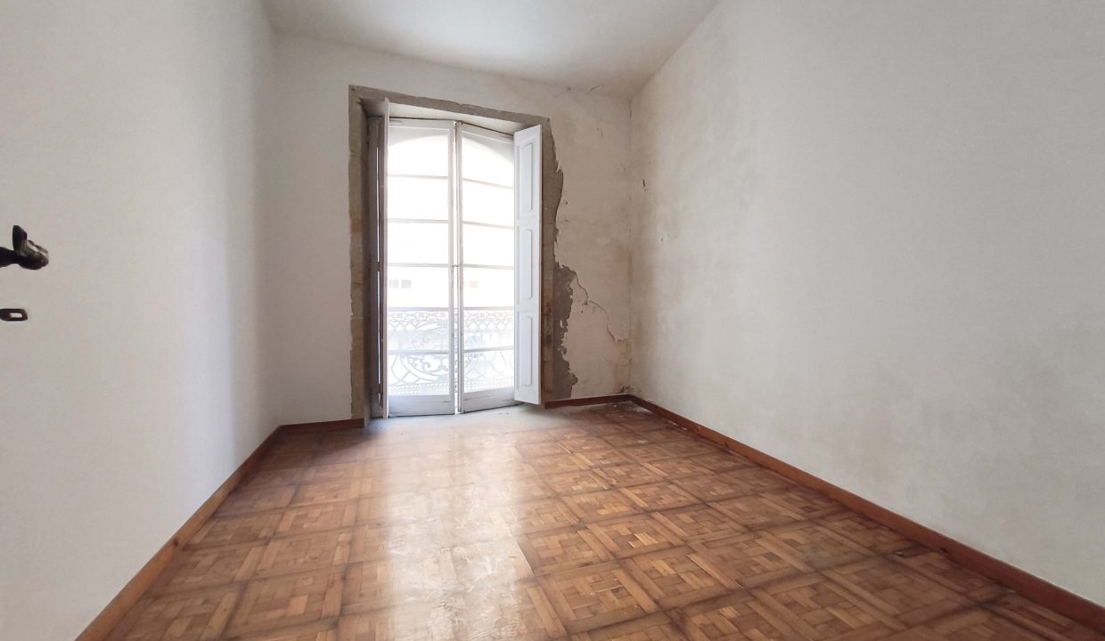 Habitación con balcón a fachada